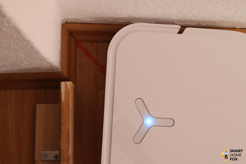 ECOVACS DEEBOT X5 OMNI saugt Linsen auf dem Teppich